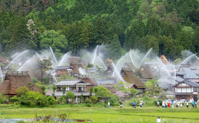 01.-Kayabuki-no-Sato-Water-Hose-Festival-In-Japan-Is-Wonderful.jpg
