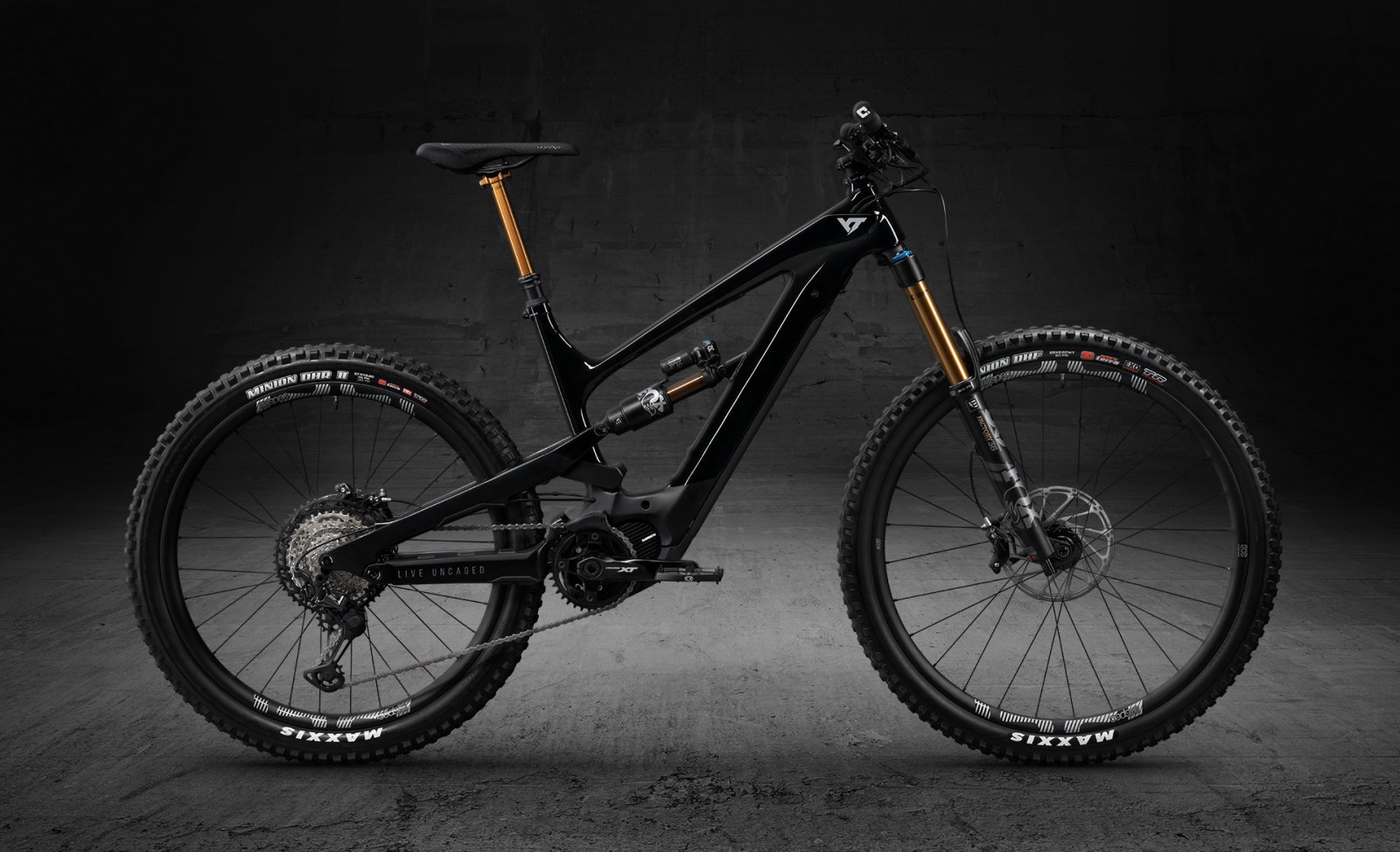 03_DECOY_CF_Pro_Race_Black_Magic_Seite.jpg