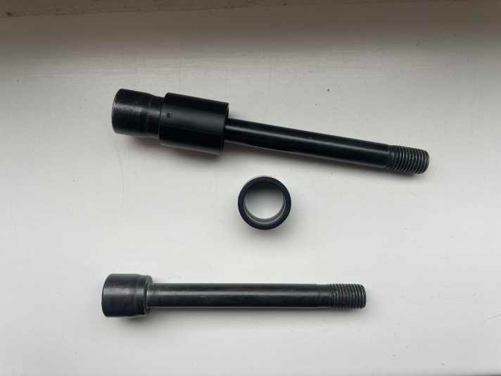 The “upgrade kit” (in the picture) works like an expansion dowel: When tightened, a conical bolt head presses the bushing open – which then clamps itself in the frame and now sits firmly in the frame on the side that is not screwed on.