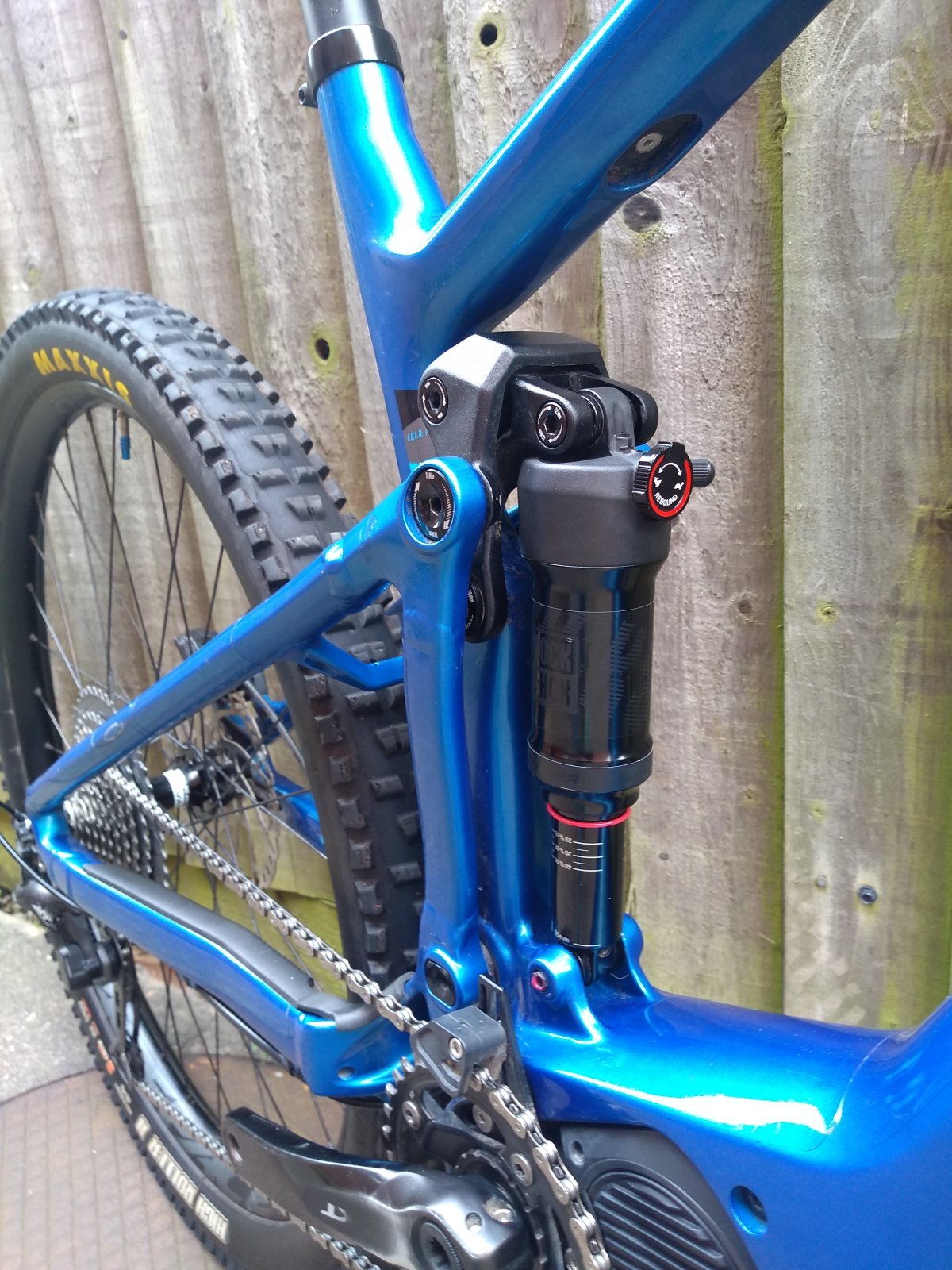 6 Focus rear shock.jpg
