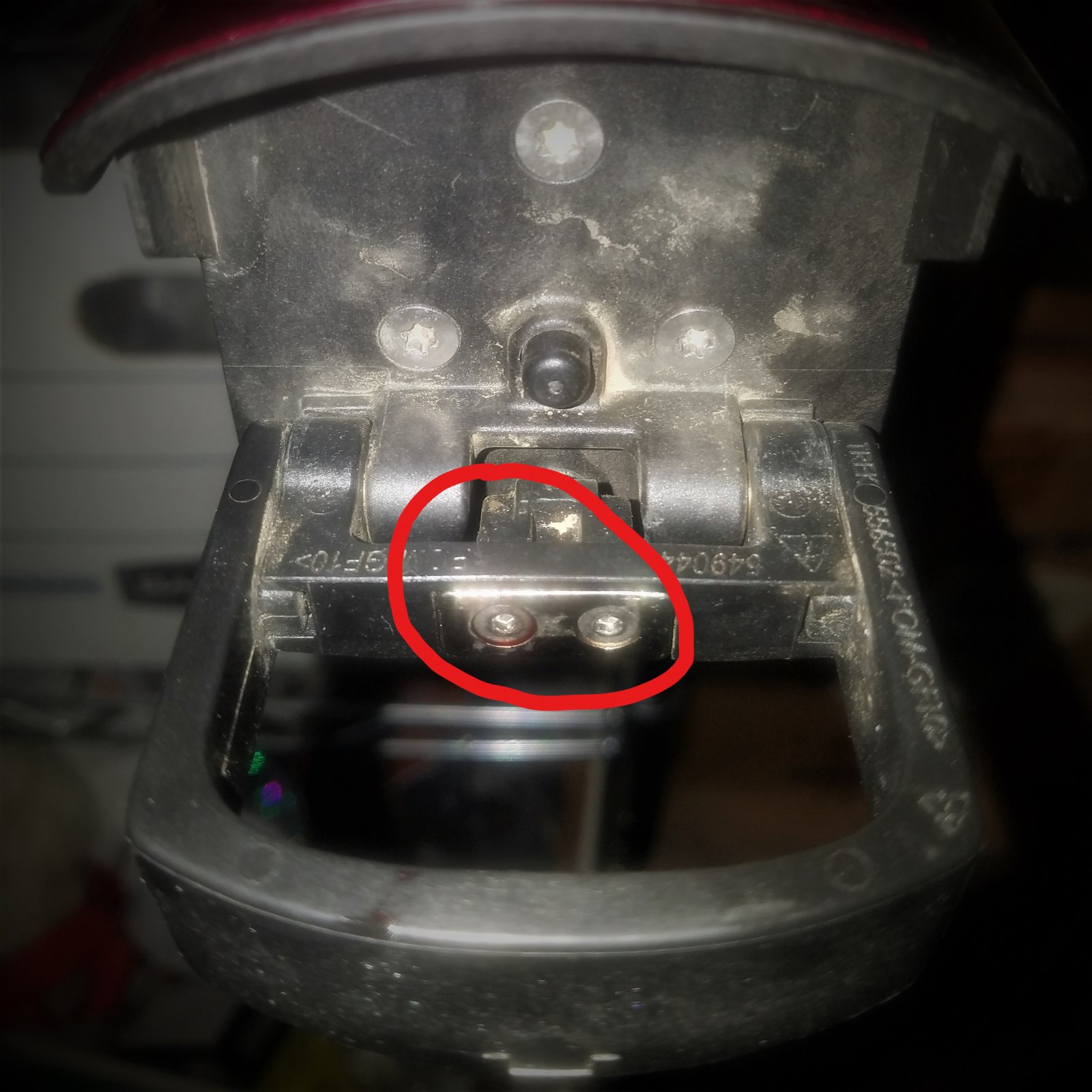 BatteryScrewLocation2_LI.jpg