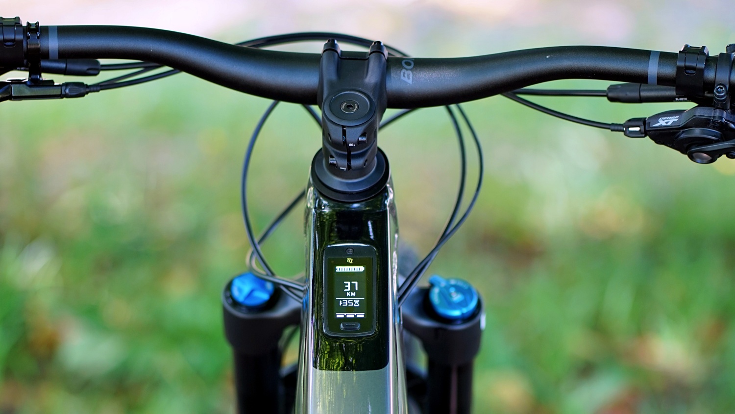 The display is neatly integrated in the top tube.
