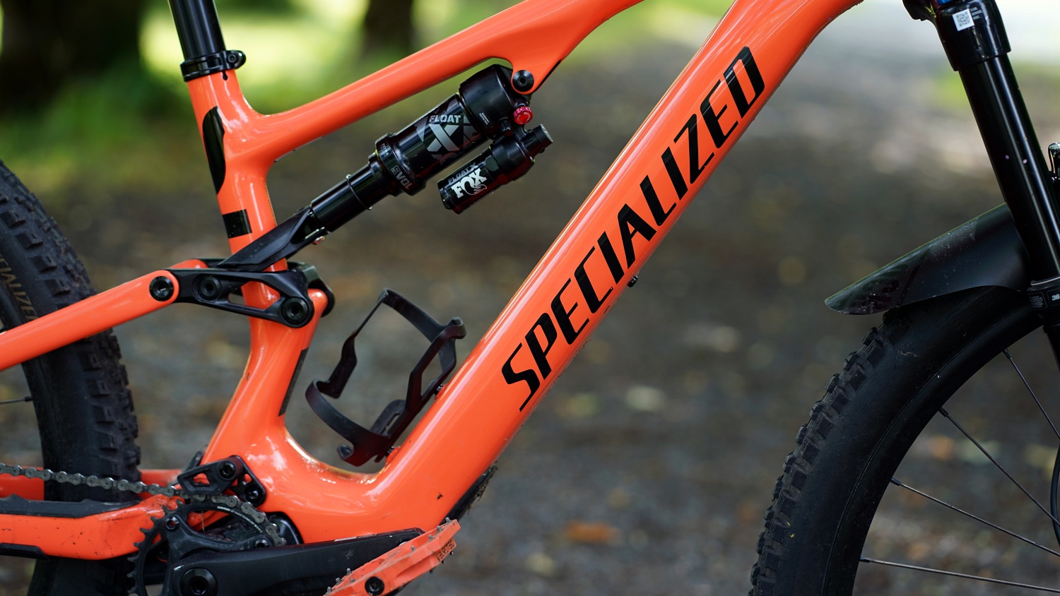 The battery is integrated in the downtube, the range extender sits in the bottle cage.