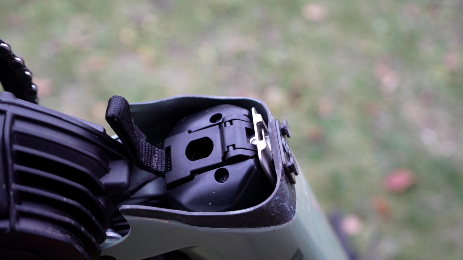 The Bosch battery latch, no cracks on our demo bike.