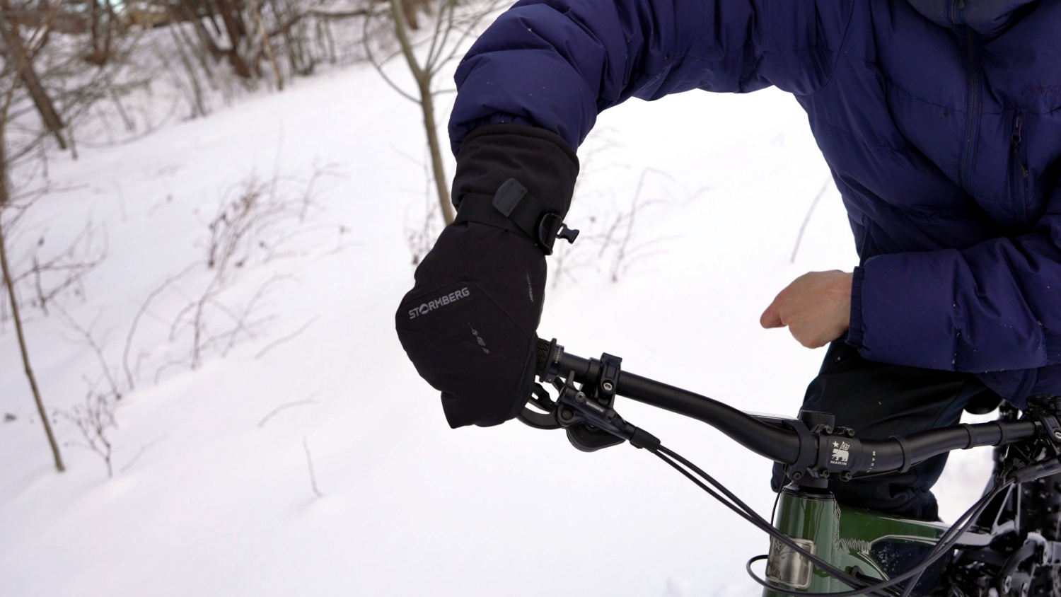 It's not easy operating the brake lever using thin mittens.
