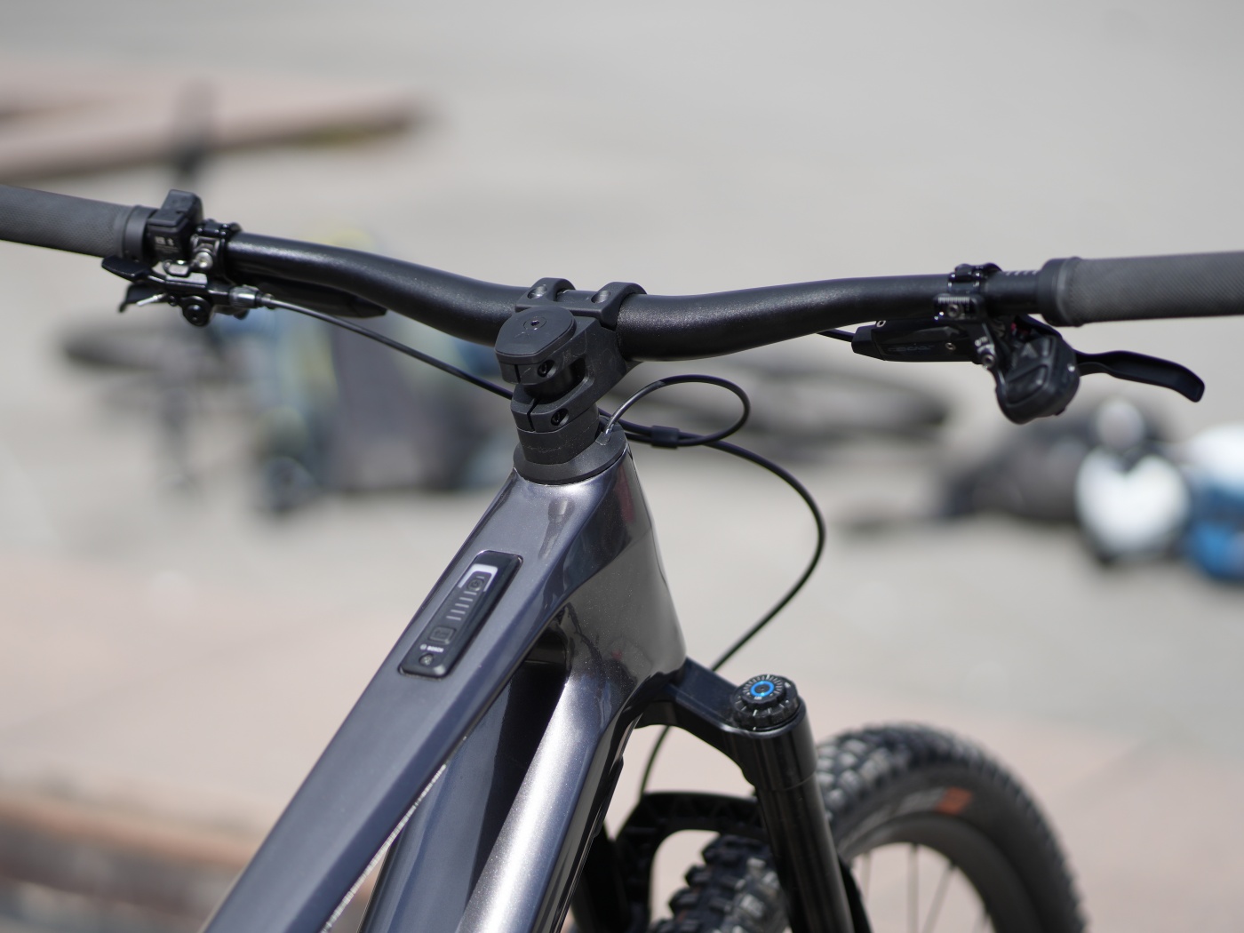 The Bosch System Controller sits integrated in the downtube. It contains the power-button and led-indicators