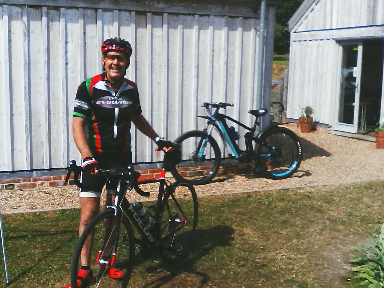 Cafe Come with roadies.jpg
