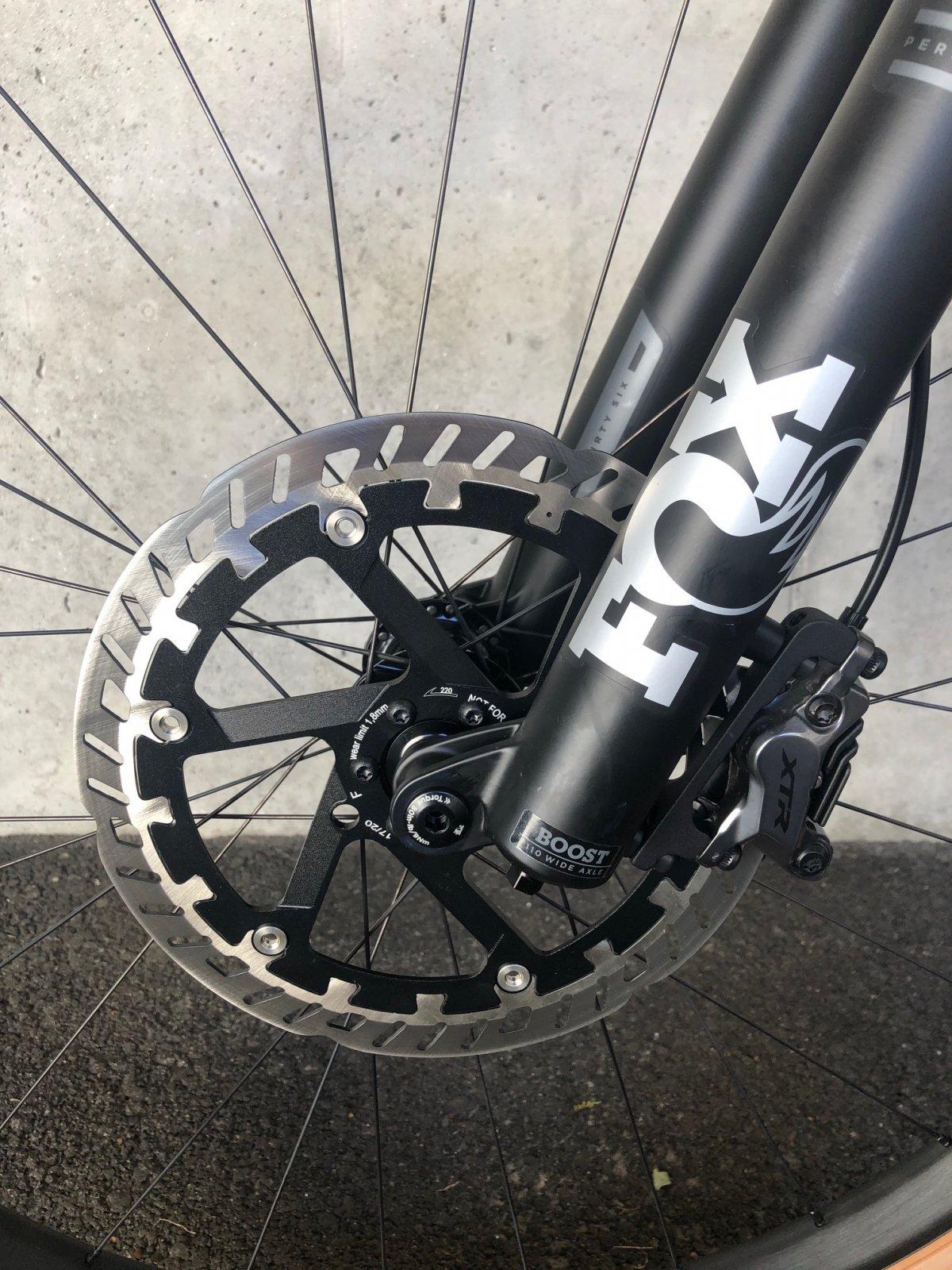 Levo Expert Custom Black 9.jpg