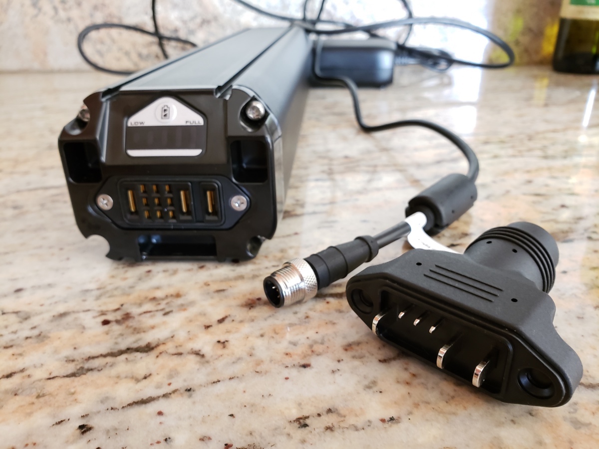 Photo-13-Battery-charger-with-adapter.jpg