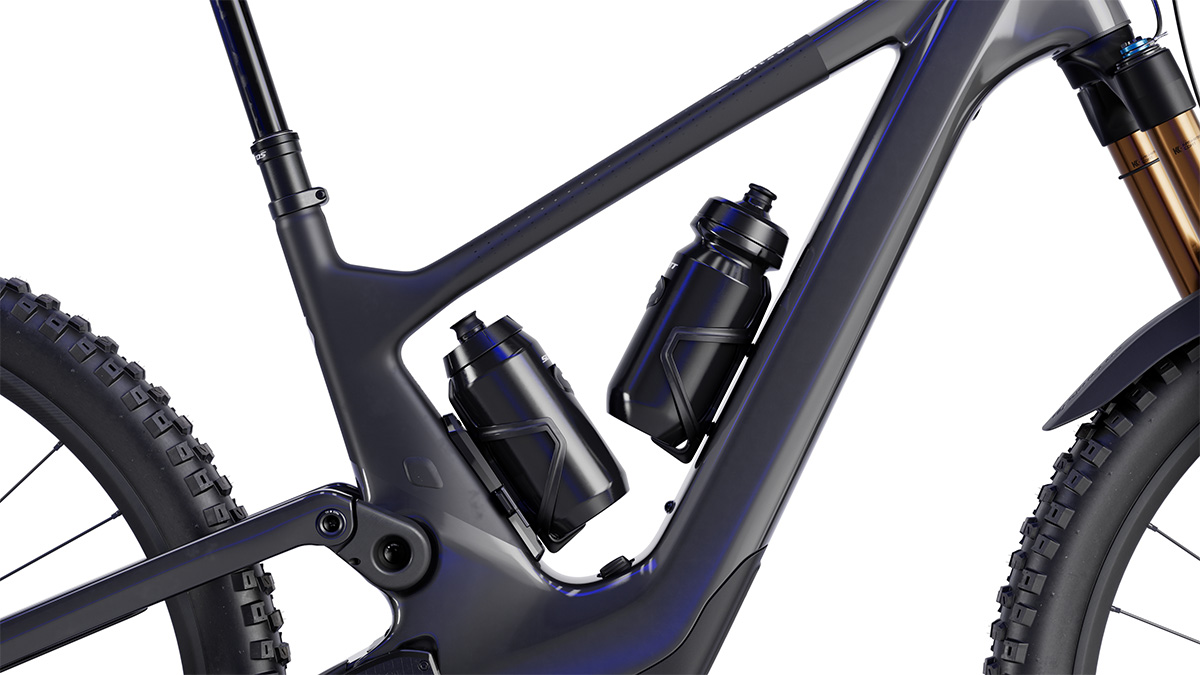 The frame has room for both a 160 Wh range extender and a bottle cage