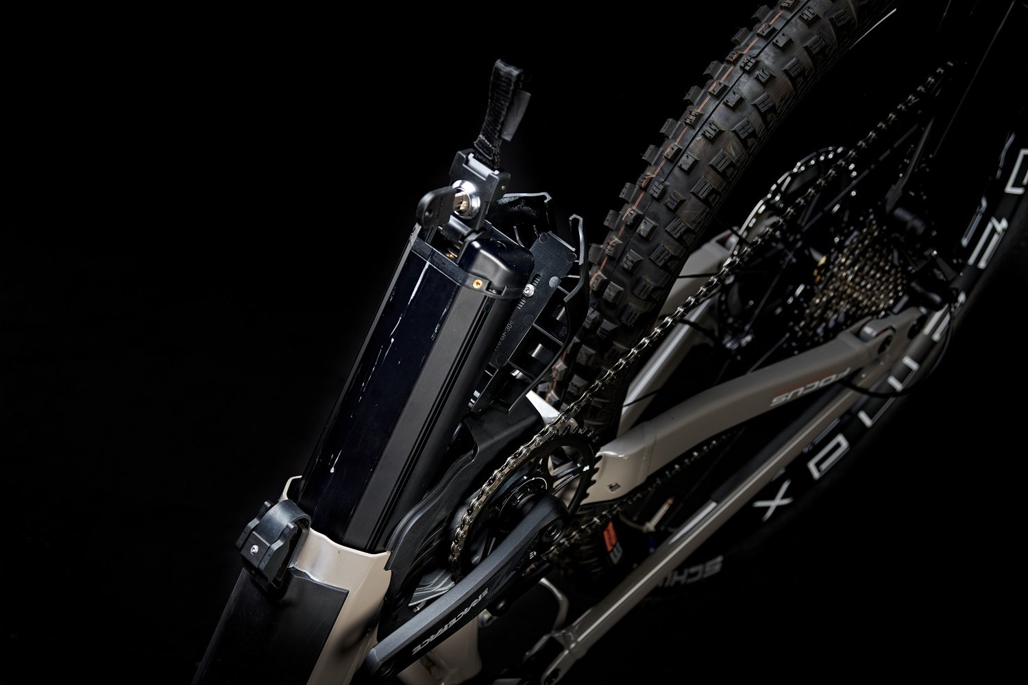 c01_FOCUS-MY23-JAM2-6.-battery-downtube-40.jpg