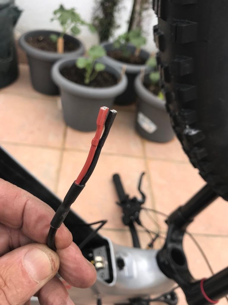 wires on eMTB.jpg