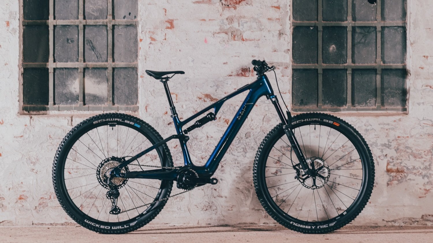 A new superlight Cube AMS Hybrid ONE44
