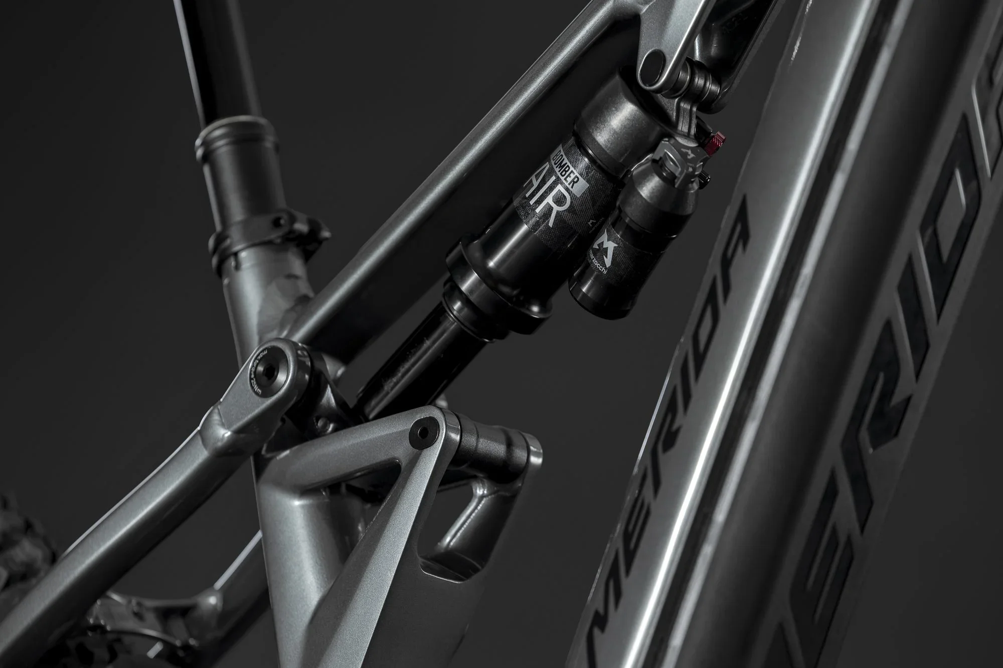 merida-etmo-fork-and-cockpit-closeup.webp