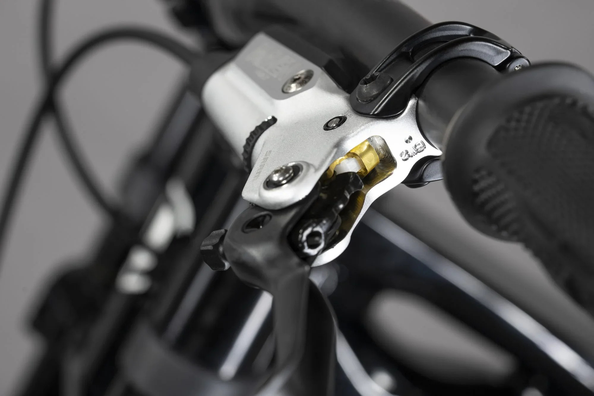 sram-maven-fork-and-cockpit-closeup.webp