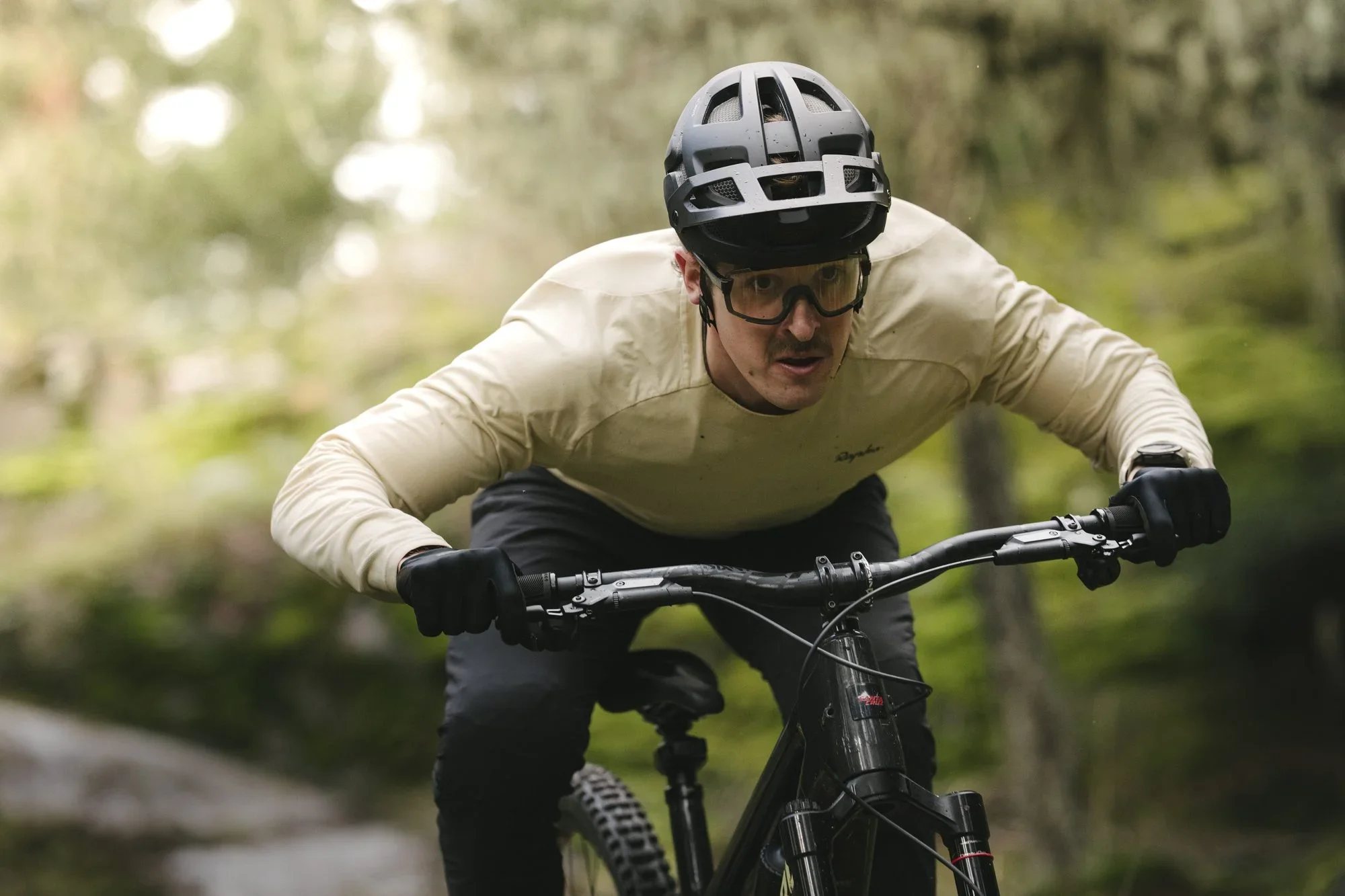 sram-maven-riding-action.webp