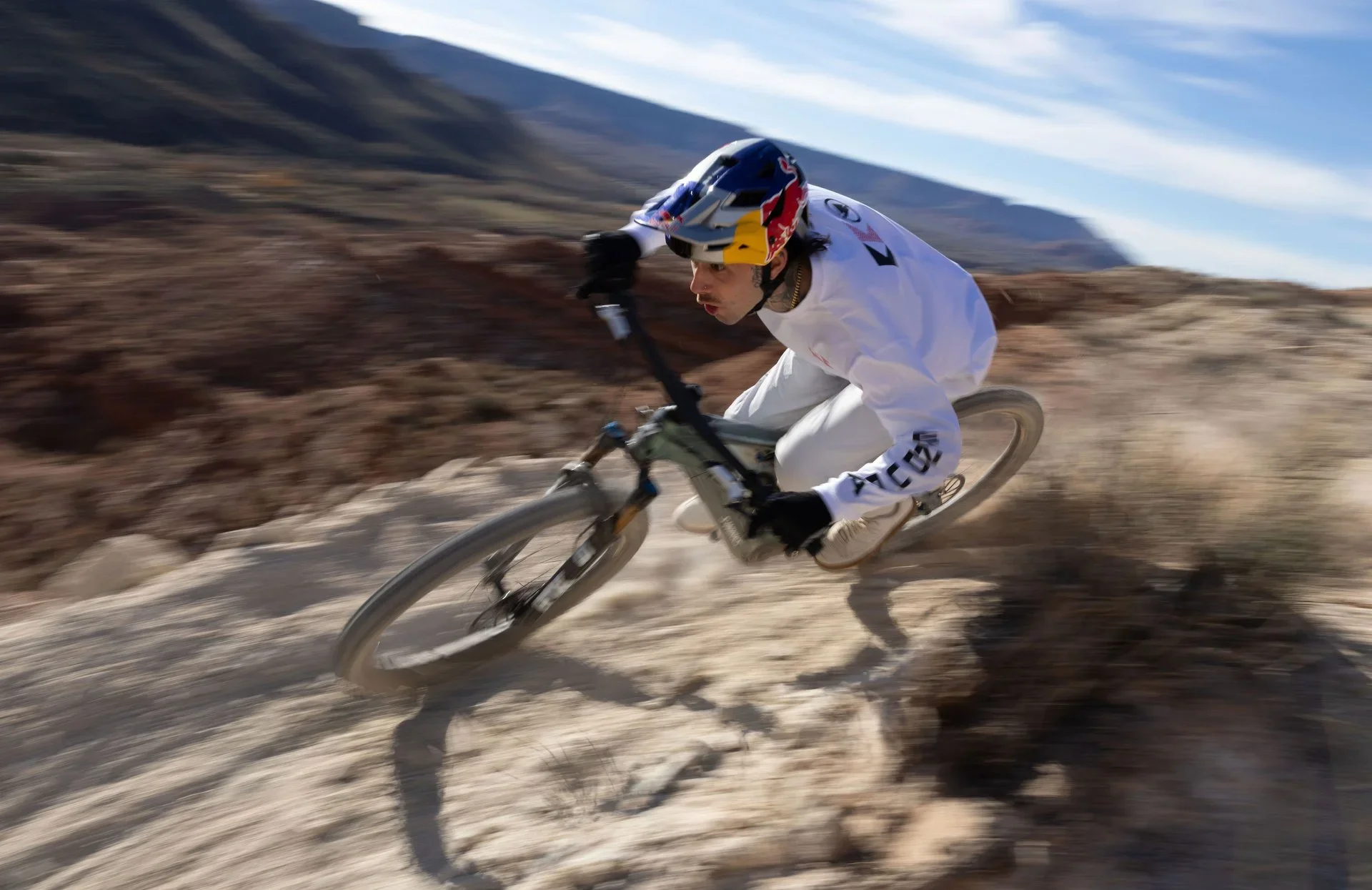 levo-r-descending-trail.webp
